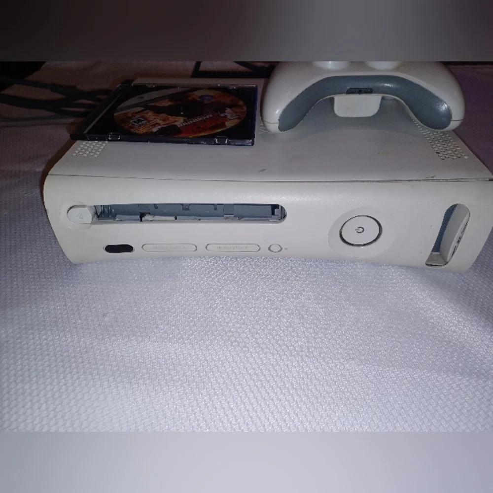 Microsoft Xbox 360 Bundle w/ Game + Controller + HD